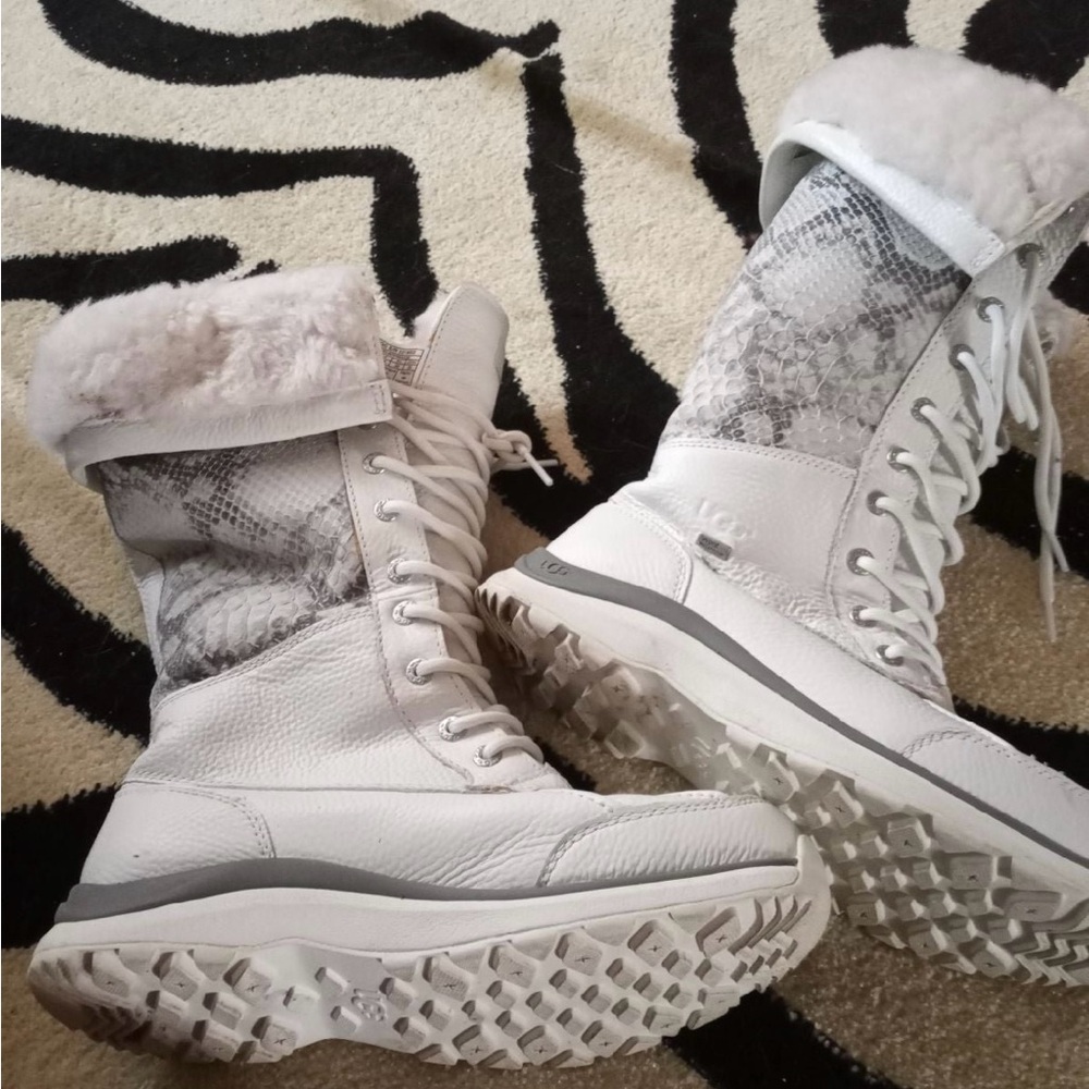 Beautiful UGG snow boots - Picture 1 of 6